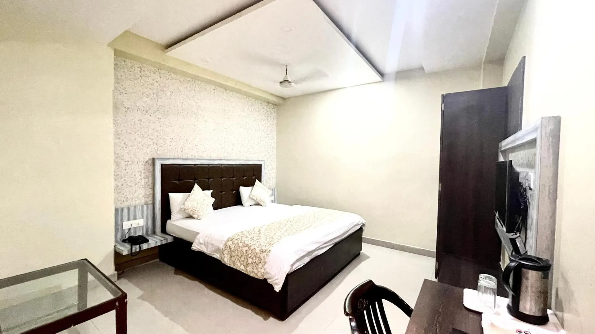 Hotel P Palace ! Varanasi Fully-Air-Conditioned-Hotel Lift-And-Parking-Availability, Near Kashi Vishwanath Temple, And Ganga Ghat