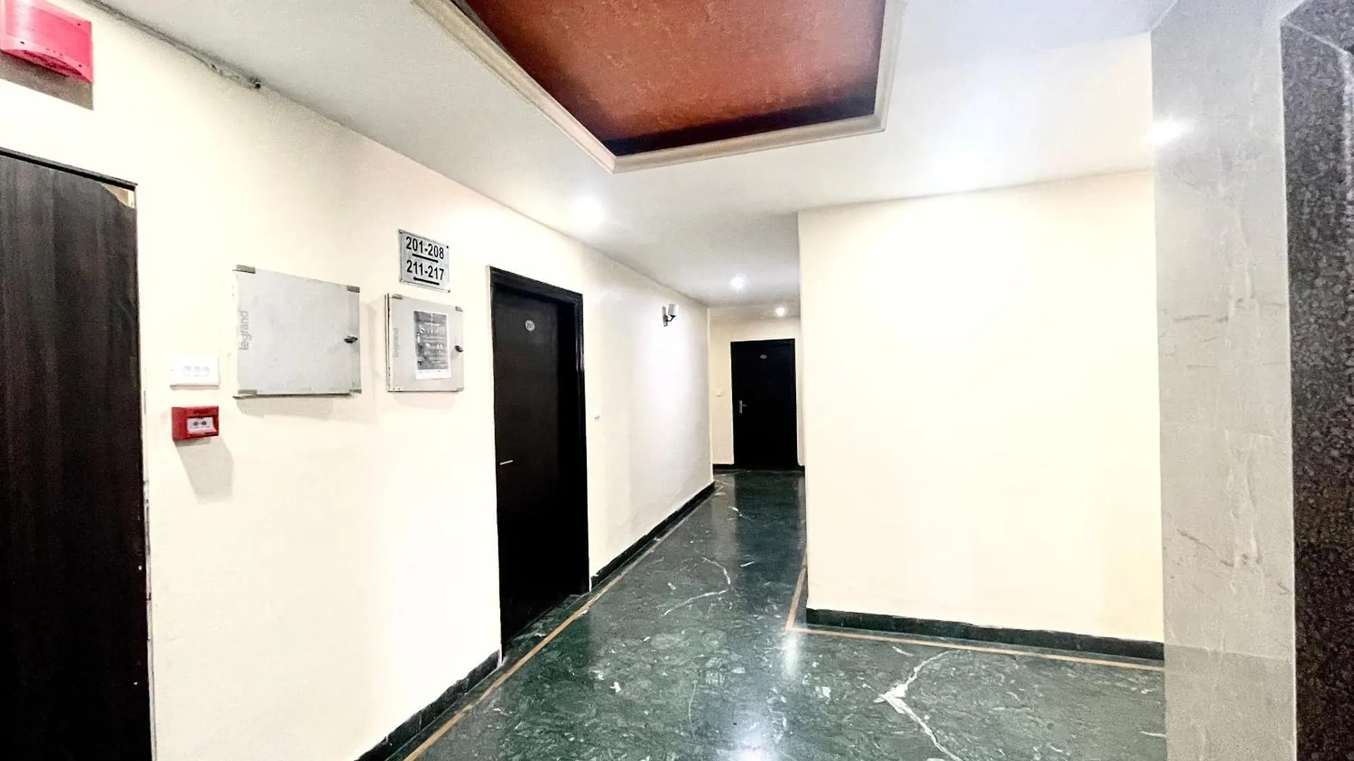 Hotel P Palace ! Varanasi Fully-Air-Conditioned-Hotel Lift-And-Parking-Availability, Near Kashi Vishwanath Temple, And Ganga Ghat