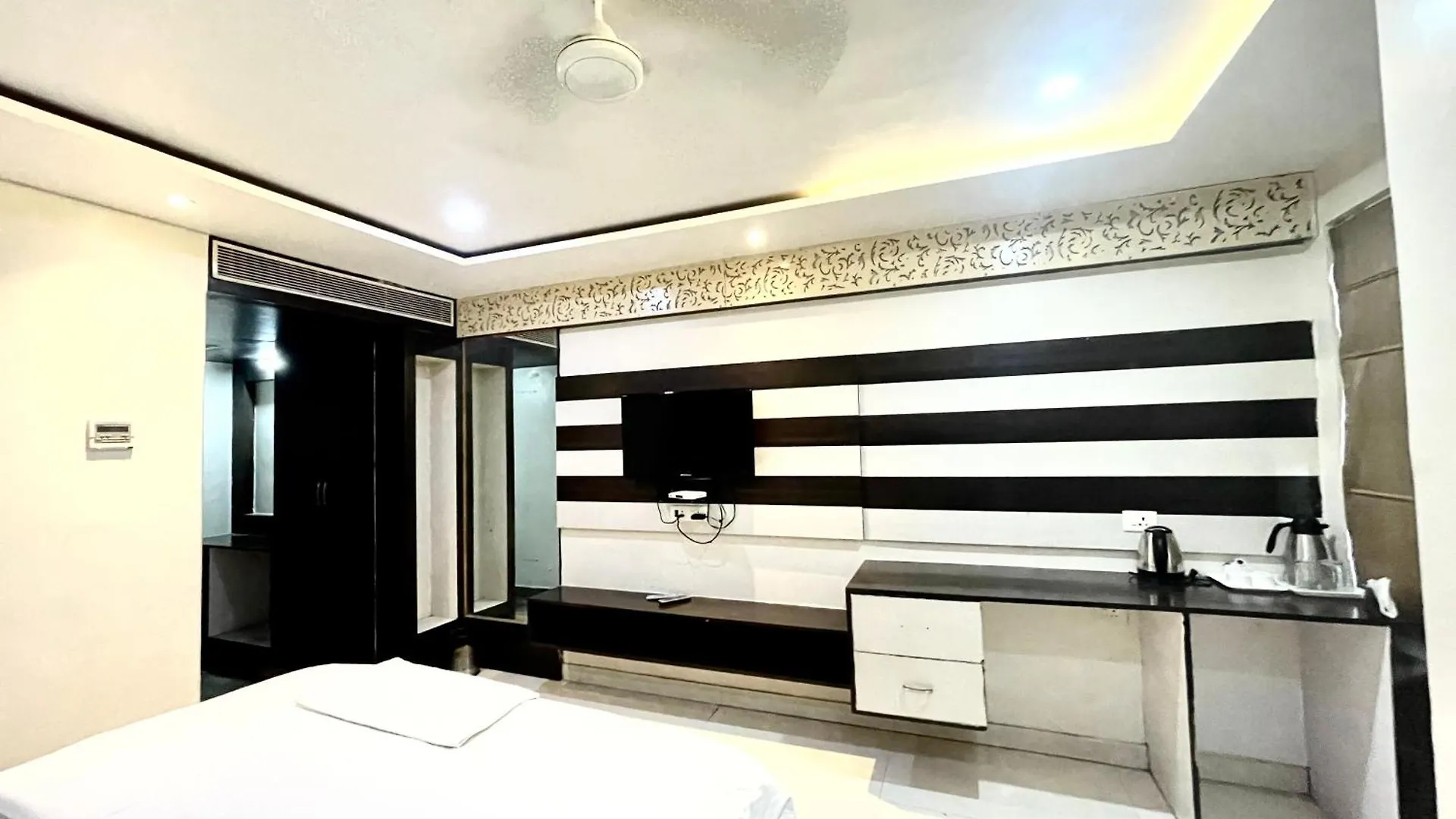 Hotel P Palace ! Varanasi Fully-Air-Conditioned-Hotel Lift-And-Parking-Availability, Near Kashi Vishwanath Temple, And Ganga Ghat
