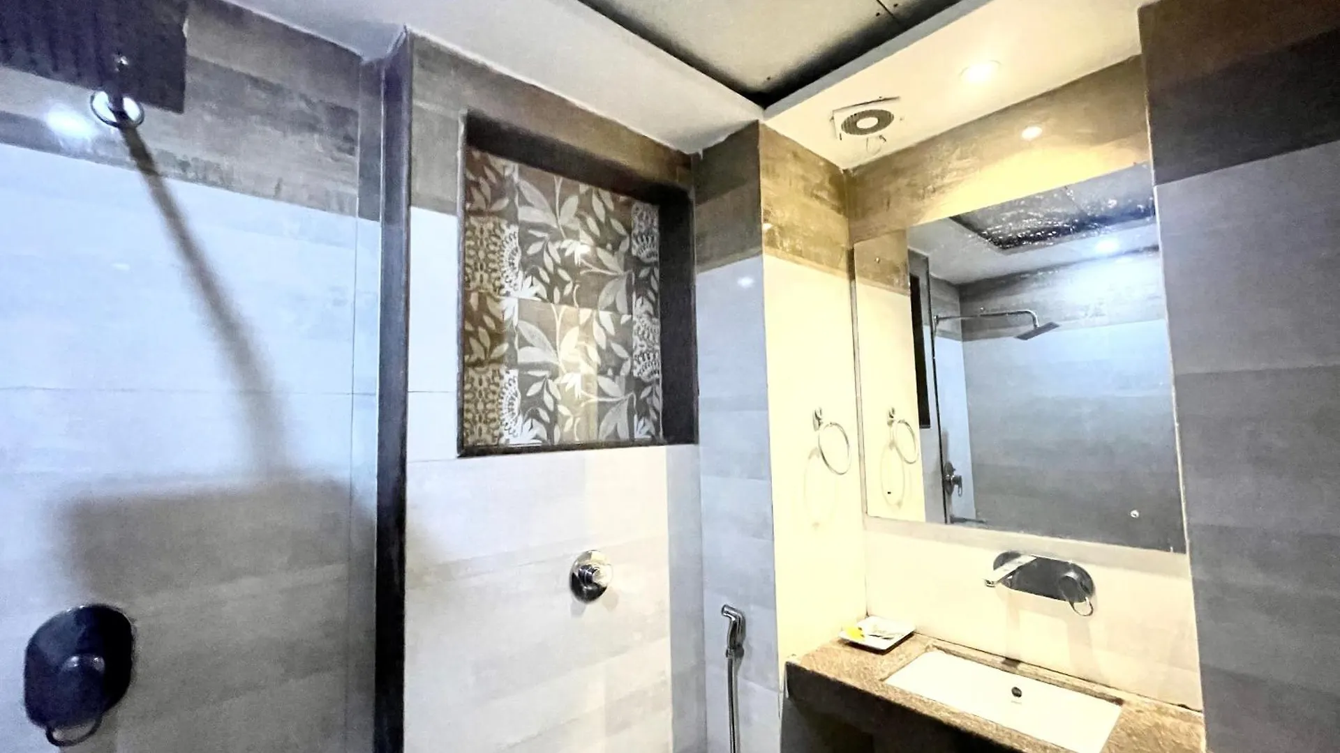 Hotel P Palace ! Varanasi Fully-Air-Conditioned-Hotel Lift-And-Parking-Availability, Near Kashi Vishwanath Temple, And Ganga Ghat