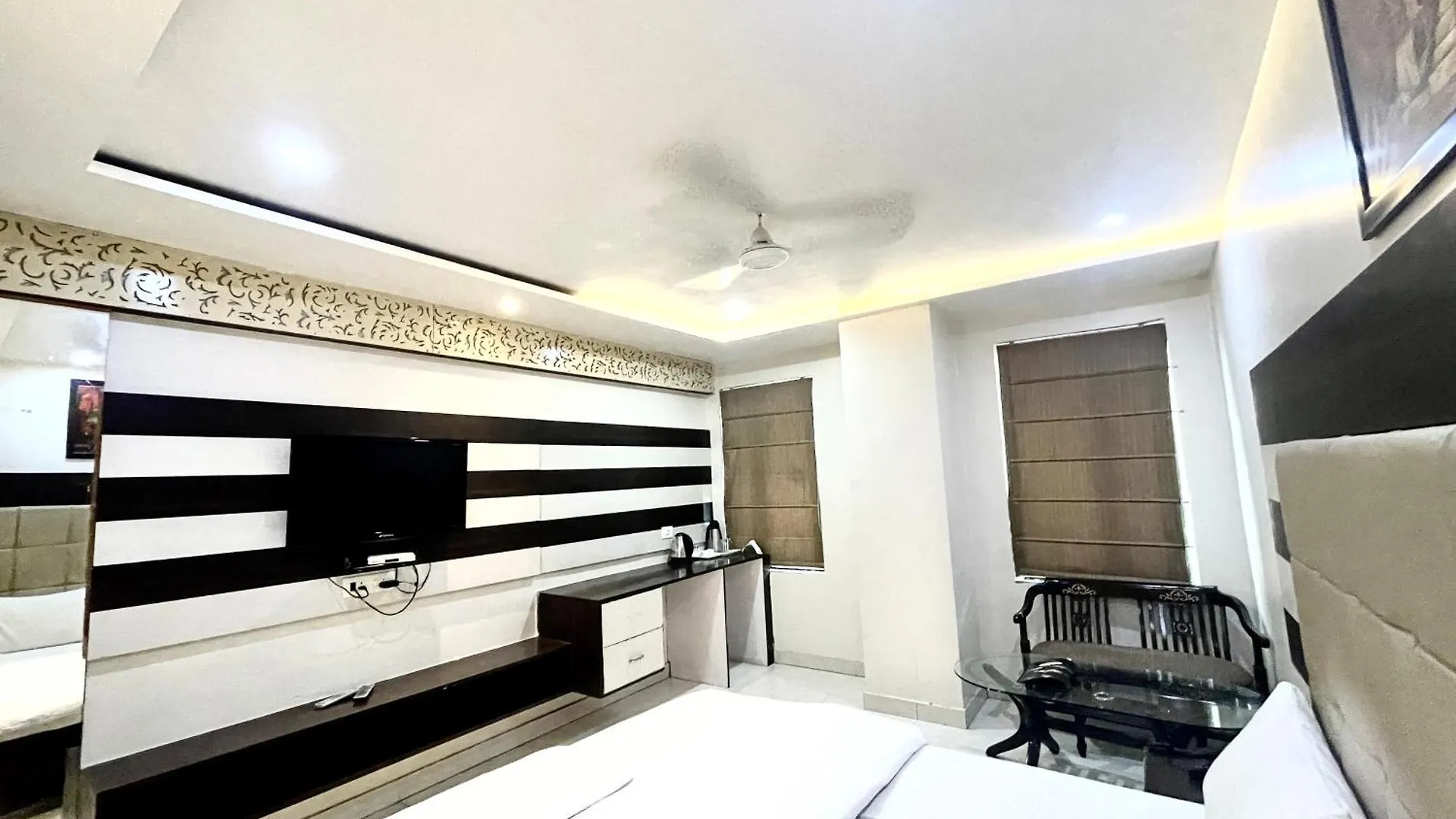 ****  Hotel P Palace ! Varanasi Fully-Air-Conditioned-Hotel Lift-And-Parking-Availability, Near Kashi Vishwanath Temple, And Ganga Ghat India
