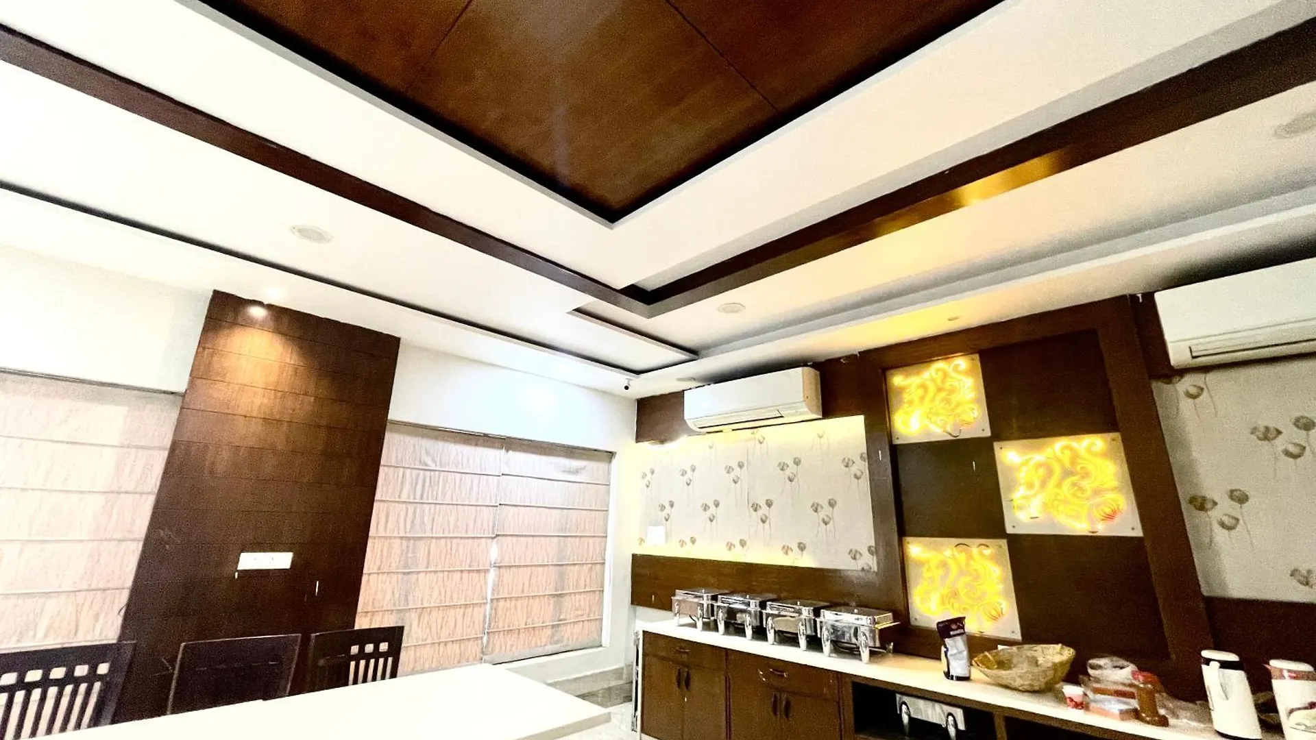 Hotel P Palace ! Varanasi Fully-Air-Conditioned-Hotel Lift-And-Parking-Availability, Near Kashi Vishwanath Temple, And Ganga Ghat
