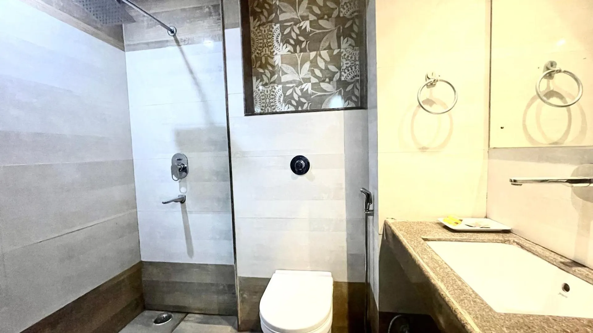 Hotel P Palace ! Varanasi Fully-Air-Conditioned-Hotel Lift-And-Parking-Availability, Near Kashi Vishwanath Temple, And Ganga Ghat