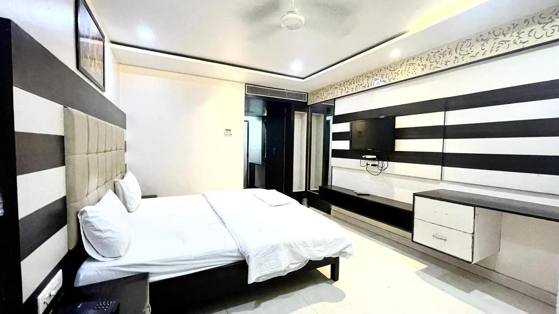 Hotel P Palace ! Varanasi Fully-Air-Conditioned-Hotel Lift-And-Parking-Availability, Near Kashi Vishwanath Temple, And Ganga Ghat