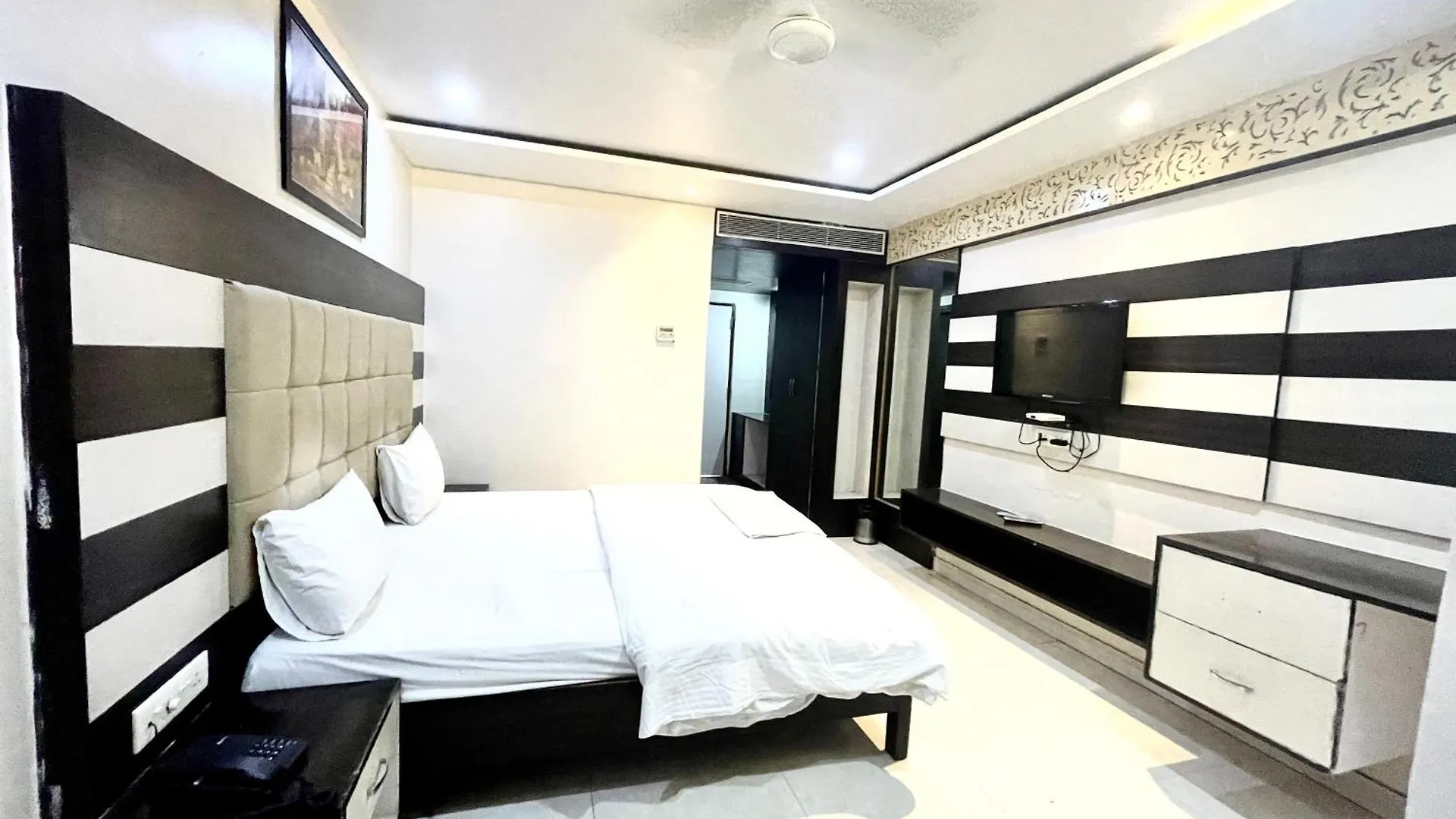 Hotel P Palace ! Varanasi Fully-Air-Conditioned-Hotel Lift-And-Parking-Availability, Near Kashi Vishwanath Temple, And Ganga Ghat India
