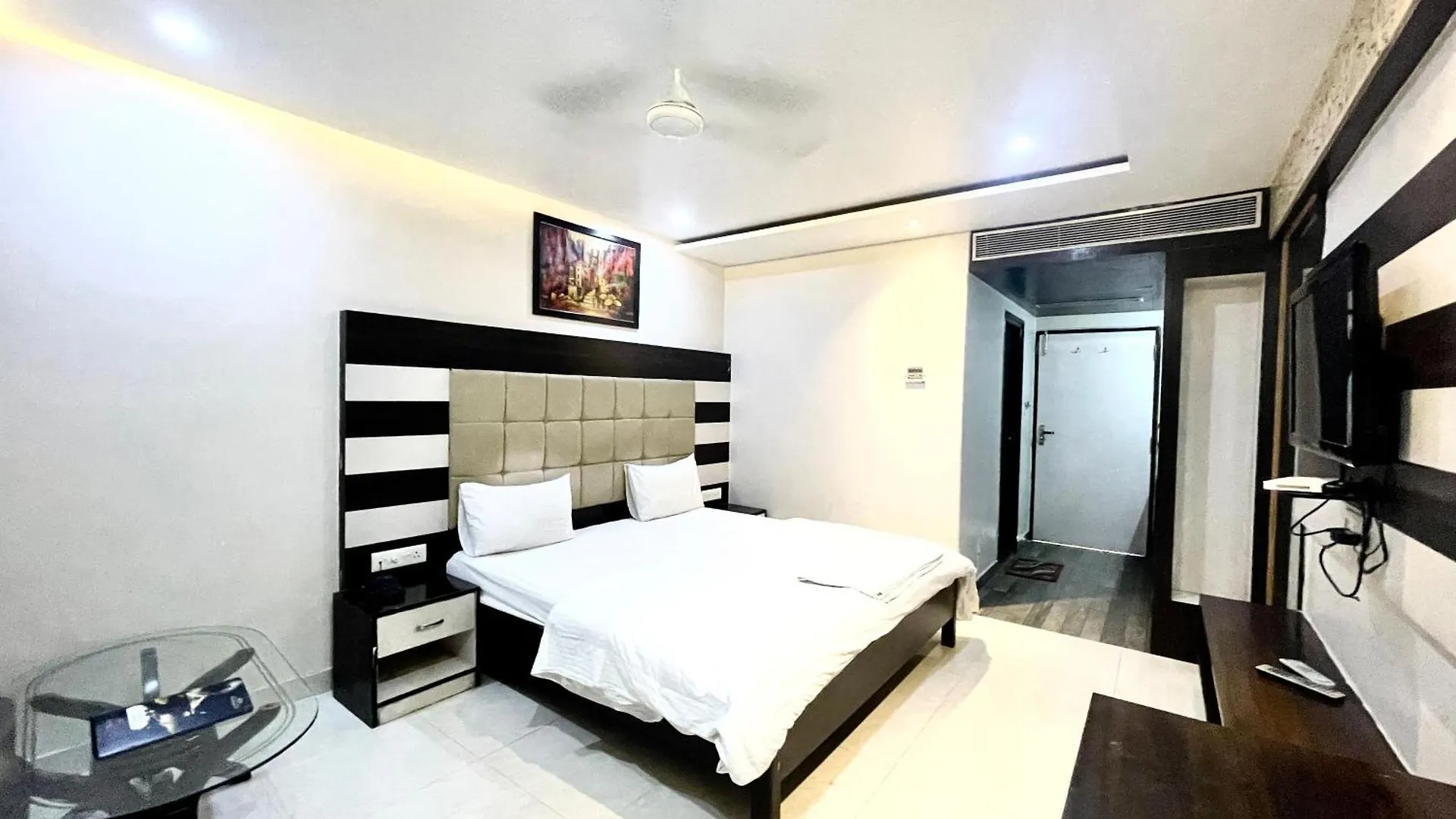 Hotel P Palace ! Varanasi Fully-Air-Conditioned-Hotel Lift-And-Parking-Availability, Near Kashi Vishwanath Temple, And Ganga Ghat