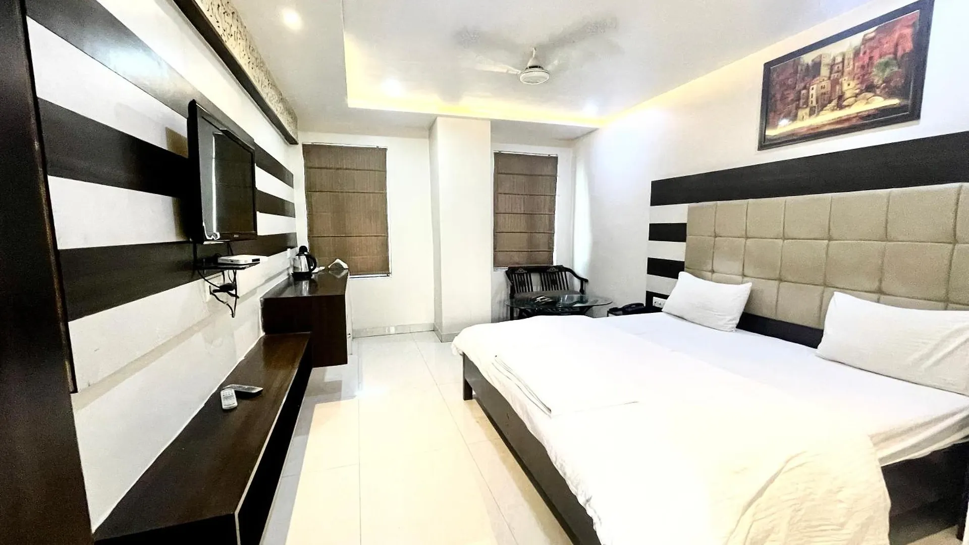 Hotel P Palace ! Varanasi Fully-Air-Conditioned-Hotel Lift-And-Parking-Availability, Near Kashi Vishwanath Temple, And Ganga Ghat India